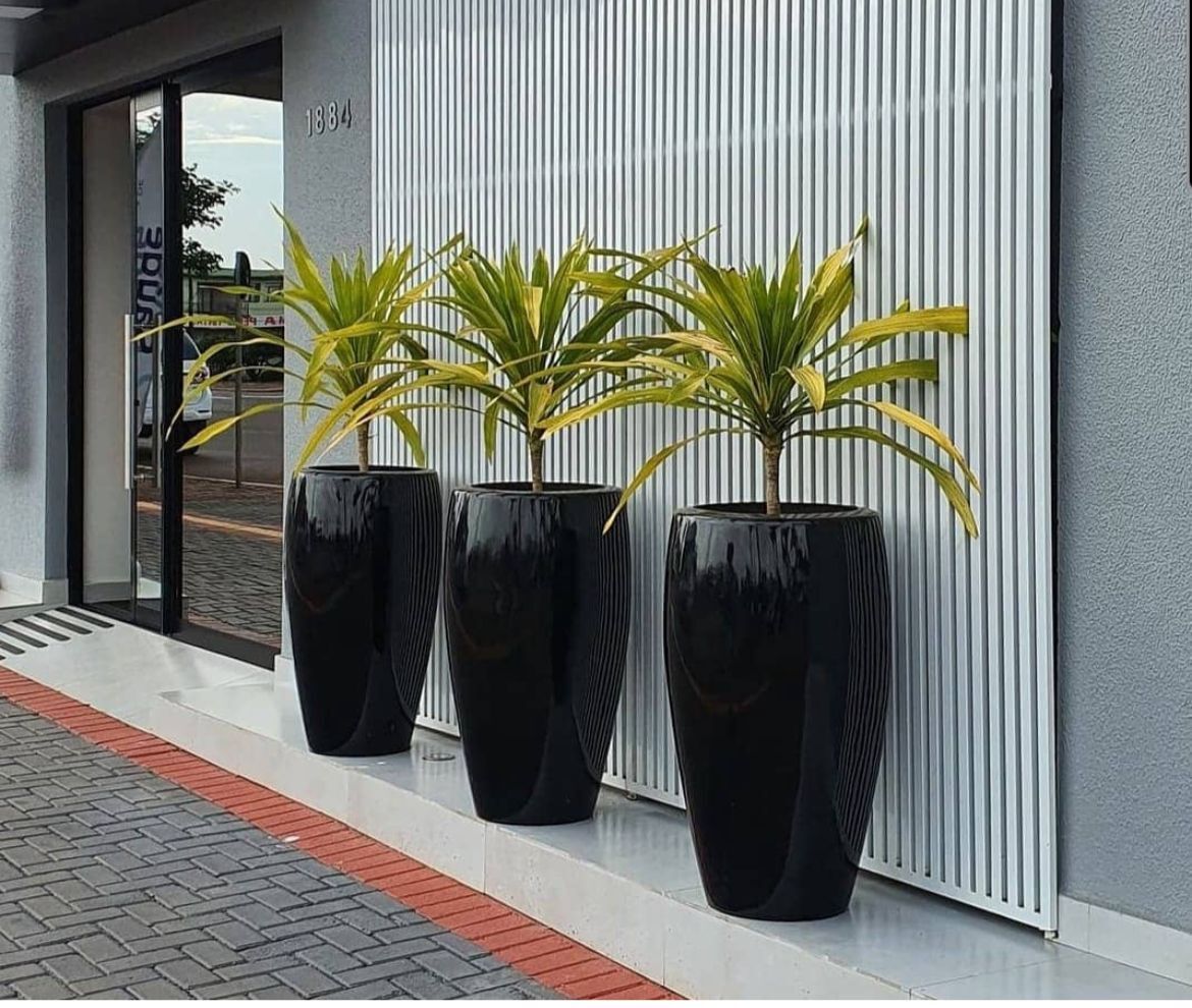 Vaso em Fibra de Vidro Estilo Vietnamita Rio Preto
